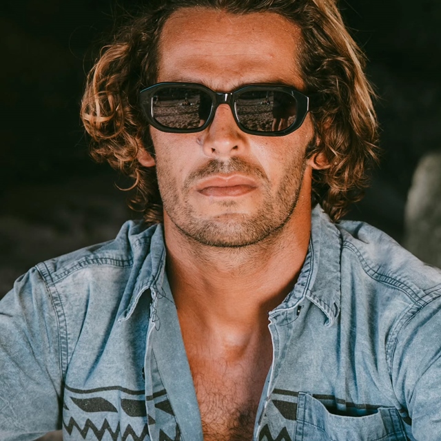 Happy Father’s Day to all the adventurous dads out there! Thanks for showing us the way — with heart, strength, and style. From all of us at Mundaka Optic: cheers to you! #fathersdaygifts #mundakaoptic #dadstyle #adventureready